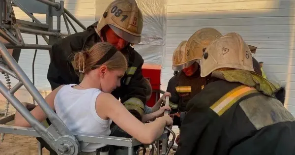 Колесо обозрения «Небо Рыбинска» на фоне Волги в Волжском парке